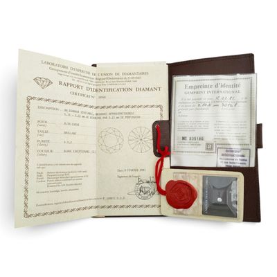 une photo d'un passeport comportant un cachet et un certificat