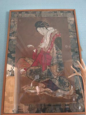 tableau représentant une femme en kimono assise sur une table