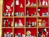 une vitrine en bois sur laquelle sont disposées de nombreuses décorations de Noël