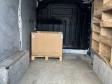 une camionnette blanche avec une caisse en bois à l'arrière