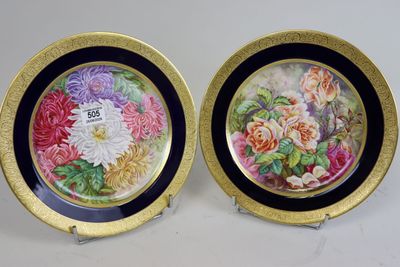 deux assiettes décoratives ornées de fleurs, posées sur une table