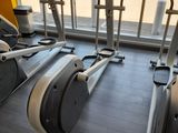 de nombreux vélos d'appartement dans une salle de sport