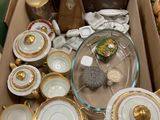 une boîte contenant un grand nombre d'objets différents