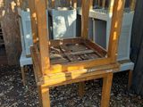 une chaise en bois posée par terre