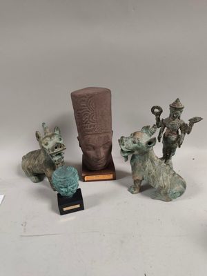 plusieurs statues d'animaux et une statue d'un homme sur un socle
