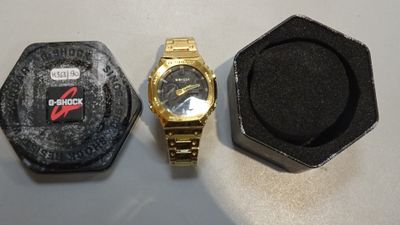 deux montres assises l'une à côté de l'autre sur une table