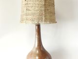 une lampe munie d'un abat-jour marron