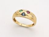 une bague en or jaune sertie de trois pierres de couleurs différentes