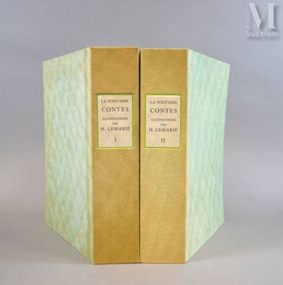 deux livres posés côte à côte sur une table