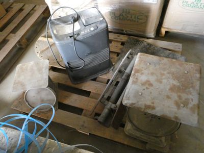 a small machine that is sitting on a pallet in a room