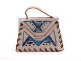 un petit sac à main orné d'un motif bleu et blanc