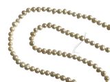 collier de perles sur fond blanc, avec un fermoir doré