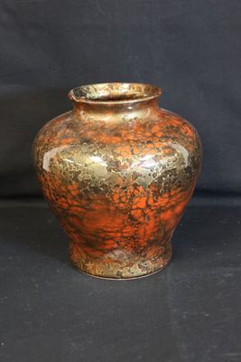 un vase posé sur une surface noire