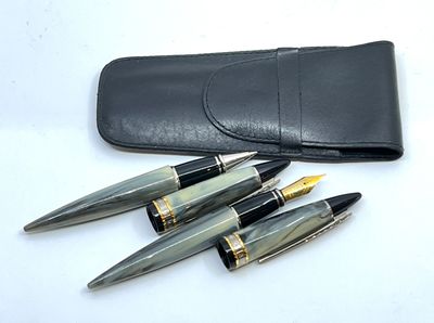 LAGUIOLE. Ensemble de deux stylos en résine à l'imitation de…