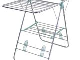une image représentant un étendoir à linge sur lequel sont suspendus des vêtements, sur fond blanc
