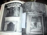 un livre ouvert sur une illustration représentant une pièce avec une cheminée