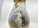 un vase sur lequel figure la photo d'une femme