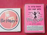 Plusieurs types de cigarettes sont alignés sur une surface rose