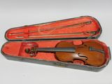 un violon dans un étui avec un archet à l'intérieur