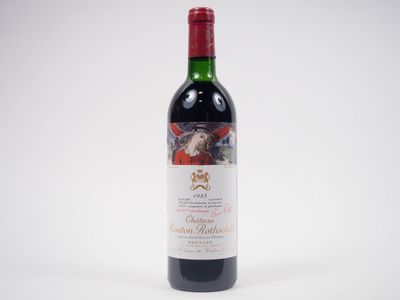 la bouteille de vin rouge est posée sur une surface blanche