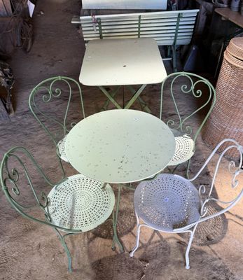 quatre chaises et une table dans une pièce