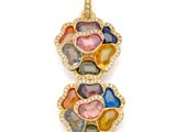 un gros plan d'un pendentif en pierre multicolore sur fond blanc
