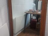 un miroir posé sur une table