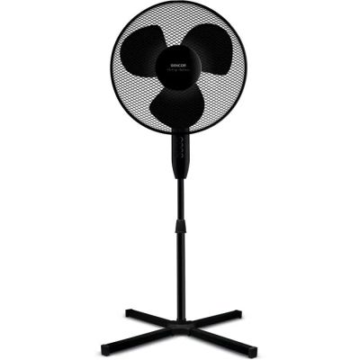 un ventilateur noir posé sur un support métallique, sur fond blanc