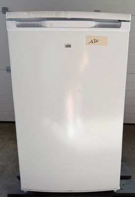 un réfrigérateur blanc qui se trouve dans un garage