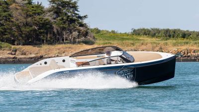 un bateau qui navigue sur l'eau, en pleine mer