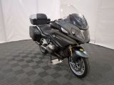 une moto qui est garée dans une pièce dont le sol est en damier