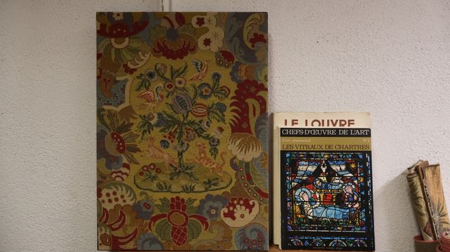 Petite tapisserie au point marqué Aubusson et lot de livres
