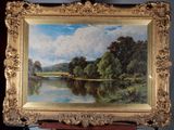 une photo d'un tableau représentant une rivière, dans un cadre doré