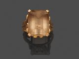 une bague en or 18 carats sertie d'un quartz fumé facetté