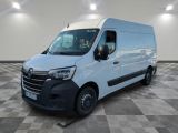 La camionnette blanche est garée dans une grande pièce au sol carrelé en damier.