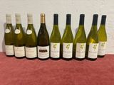 six bouteilles de vin sont alignées sur une table