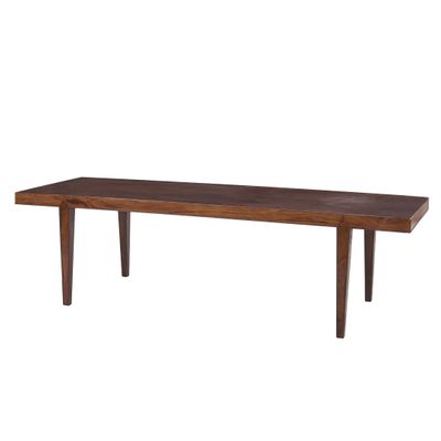La table est en bois ; elle possède deux pieds et un plateau en bois.