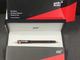 une boîte contenant un stylo, posée sur une table