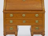 un petit bureau en bois avec des tiroirs et des poignées en laiton