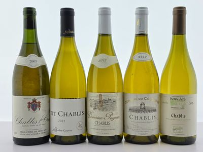 six bouteilles de vin blanc sont alignées sur une table