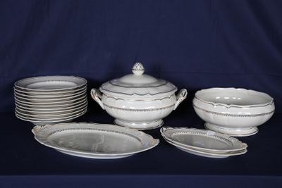 beaucoup d'assiettes et de bols posés sur une table