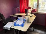 une pièce avec un bureau et une chaise