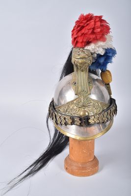 un casque orné d'une plume rouge, blanche et bleue