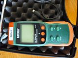 un appareil orange et vert posé sur un boîtier noir