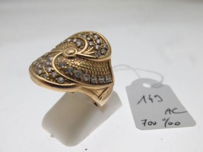 une image représentant une bague en forme de cœur sertie de diamants