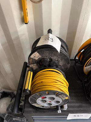 un tuyau et un support de tuyau à l'arrière d'un camion