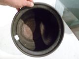 une personne qui tient une tasse à la main