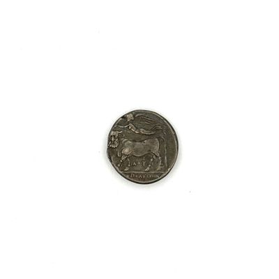 gros plan d'une pièce de monnaie sur une surface blanche avec un fond blanc