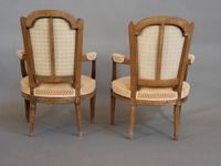 Deux fauteuils formant paire en bois mouluré et sculpté, à d… (photo 3)