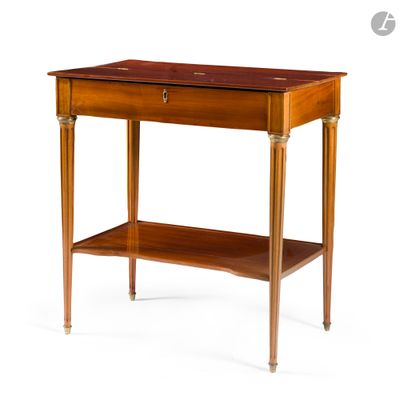 l'image d'une table en bois surmontée d'un tiroir